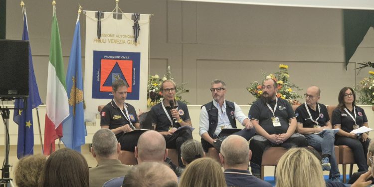 Delegation Südtiroler Hilfsorganisationen und Vertreter der Agentur für Bevölkerungsschutz bei einem Treffen in Gemona del Friuli.